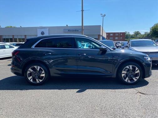 2022 Audi e-tron Premium Plus