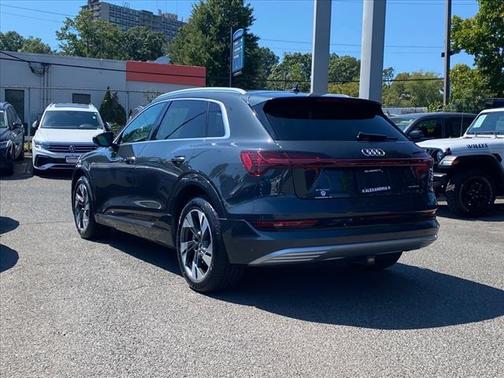 2022 Audi e-tron Premium Plus