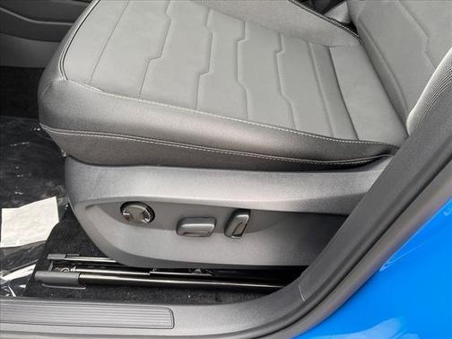 2025 Volkswagen Taos SE Black
