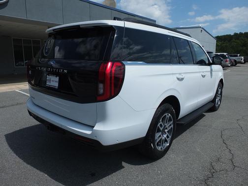 Oxford White 2025 Ford Expedition Active