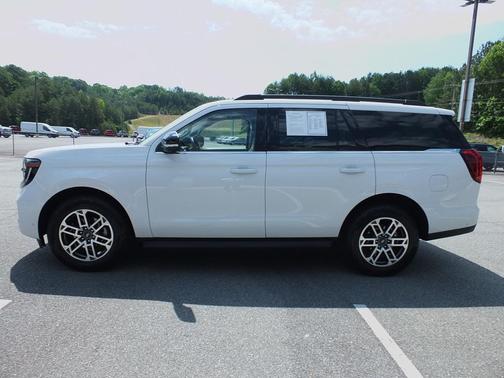 Oxford White 2025 Ford Expedition Active