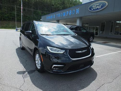 Brilliant Black Crystal Pearlcoat 2023 Chrysler Pacifica Touring L