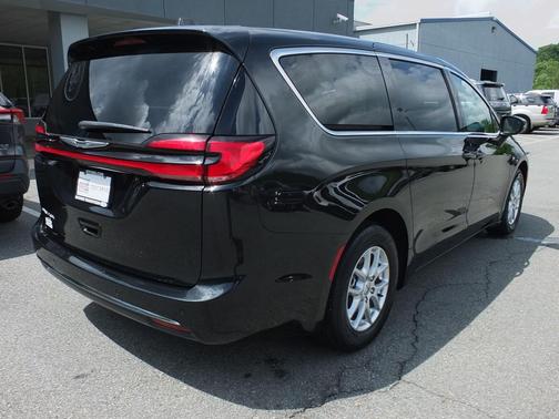 Brilliant Black Crystal Pearlcoat 2023 Chrysler Pacifica Touring L