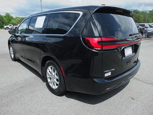 Brilliant Black Crystal Pearlcoat 2023 Chrysler Pacifica Touring L
