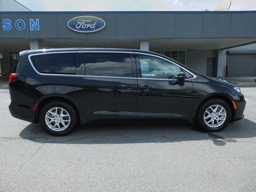 Brilliant Black Crystal Pearlcoat 2023 Chrysler Pacifica Touring L