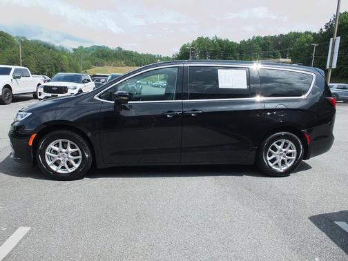 Brilliant Black Crystal Pearlcoat 2023 Chrysler Pacifica Touring L