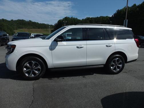 Star White Metallic Tri-Coat 2027 Ford Expedition Active