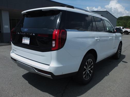 Oxford White 2025 Ford Expedition Platinum