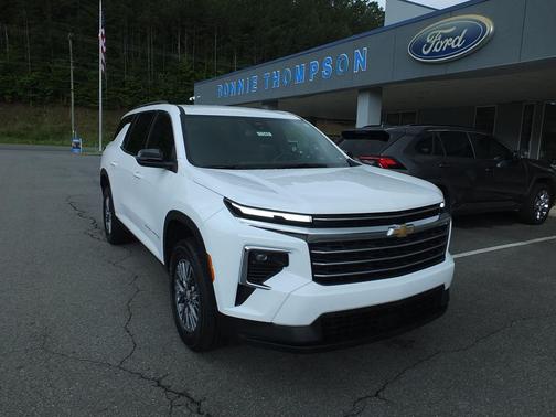 Summit White 2025 Chevrolet Traverse LT