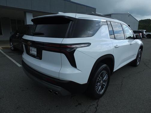 Summit White 2025 Chevrolet Traverse LT
