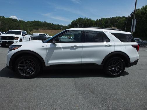 Star White Metallic Tri-Coat 2026 Ford Explorer ST-Line