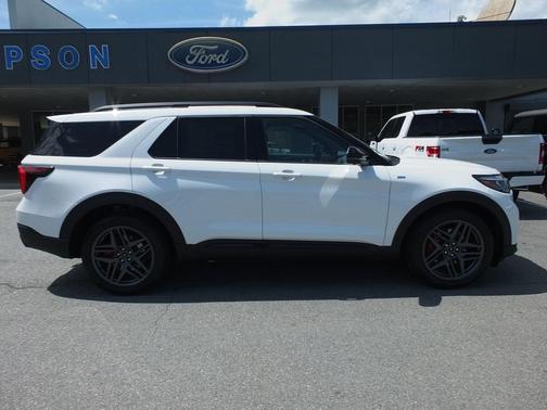 Star White Metallic Tri-Coat 2026 Ford Explorer ST-Line