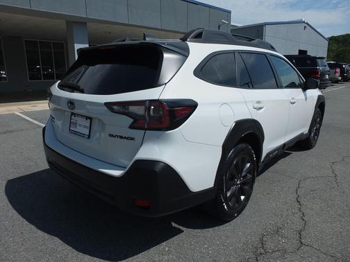 Crystal White Pearl 2025 Subaru Outback Onyx Edition