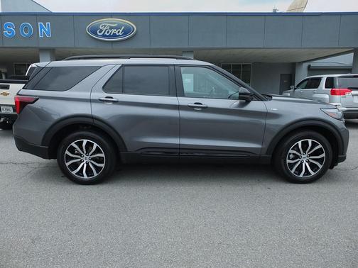 Carbonized Gray Metallic 2025 Ford Explorer ST-Line