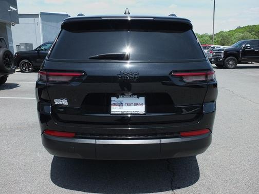 Diamond Black Crystal Pearlcoat 2023 Jeep Grand Cherokee L Altitude
