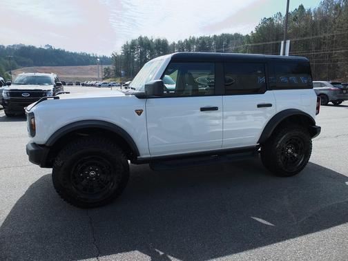 Oxford White 2026 Ford Bronco Badlands
