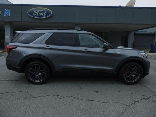 Gray Metallic 2025 Ford Explorer ST-Line