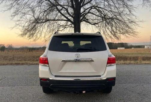 White 2012 Toyota Highlander SE