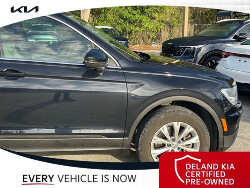 Deep Black Pearl 2019 Volkswagen Tiguan 2.0T SE