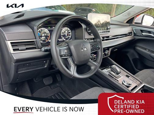 White Diamond 2023 Mitsubishi Outlander SE