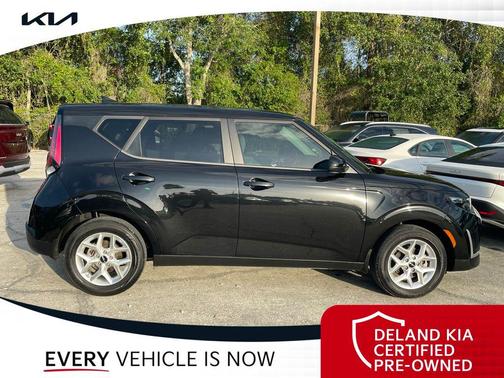 Fusion Black 2024 Kia Soul LX
