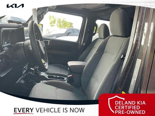 Granite Crystal Metallic Clearcoat 2025 Jeep Wrangler 4-Door Sahara 4x4