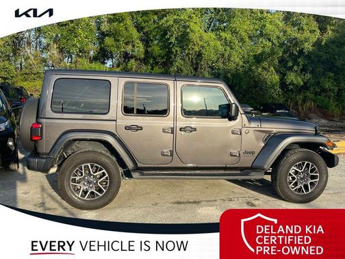 Granite Crystal Metallic Clearcoat 2025 Jeep Wrangler 4-Door Sahara 4x4