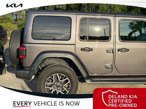 Granite Crystal Metallic Clearcoat 2025 Jeep Wrangler 4-Door Sahara 4x4