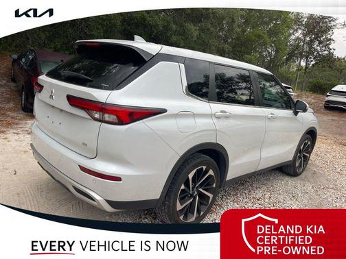 White Diamond 2022 Mitsubishi Outlander SE
