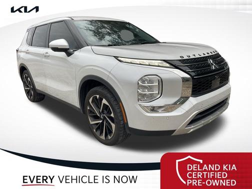 White Diamond 2022 Mitsubishi Outlander SE