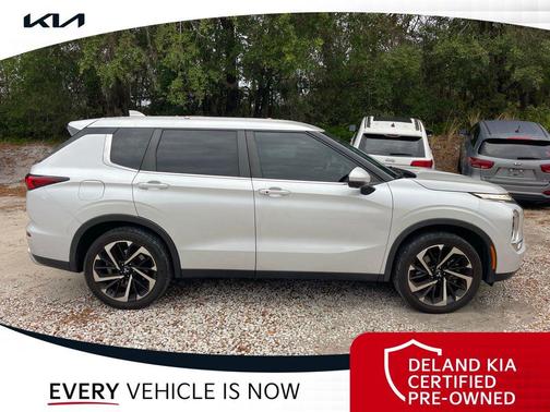 White Diamond 2022 Mitsubishi Outlander SE
