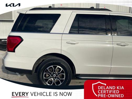 Star White Metallic Tri-Coat 2022 Ford Expedition XLT
