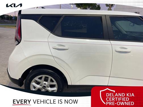 Snow White Pearl 2023 Kia Soul LX