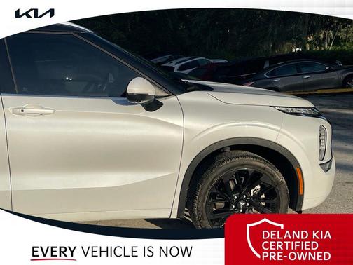 White Diamond/Black Roof 2024 Mitsubishi Outlander SEL