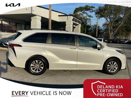 2022 Toyota Sienna XLE