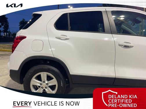 Summit White 2022 Chevrolet Trax LS