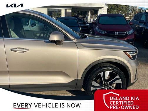 2023 Volvo XC40 B5 Ultimate Bright Theme