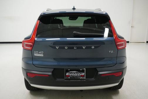 2022 Volvo XC40 T5 Momentum