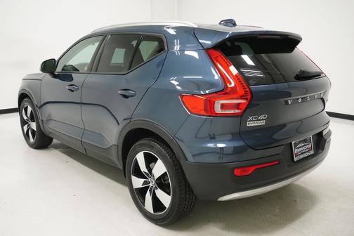 2022 Volvo XC40 T5 Momentum