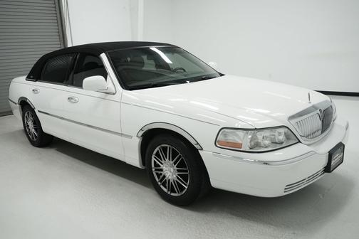 Vibrant White 2009 Lincoln Town Car Signature