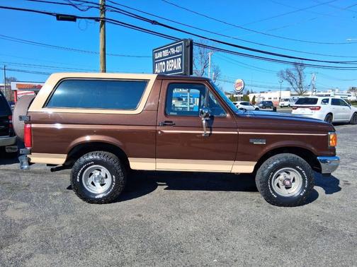 Brown 1991 Ford Bronco Eddie Bauer 2dr 4WD SUV