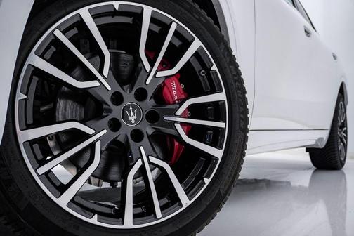 Bianco 2025 Maserati Grecale Base