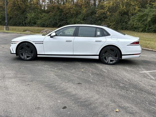 Uyuni White 2026 Genesis G90 3.5T e-SC Prestige Black
