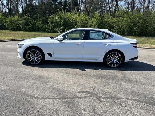 Uyuni White 2026 Genesis G70 2.5T Prestige