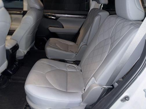 2024 Toyota Highlander Hybrid Platinum
