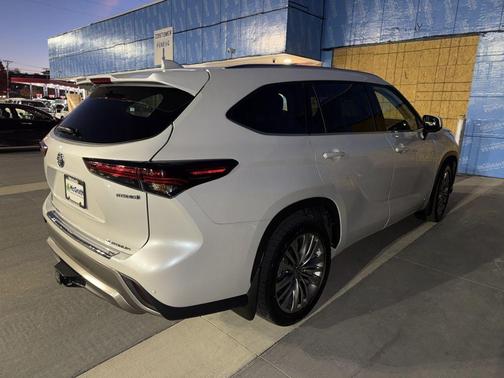 2024 Toyota Highlander Hybrid Platinum