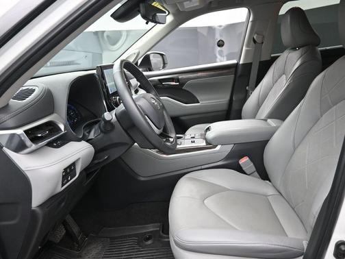 2024 Toyota Highlander Hybrid Platinum
