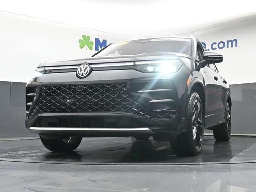 Deep Black Pearl Effect 2025 Volkswagen Tiguan 2.0T SEL R-Line