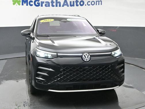 Deep Black Pearl Effect 2025 Volkswagen Tiguan 2.0T SEL R-Line