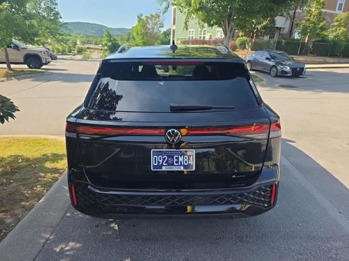 Deep Black Pearl Effect 2025 Volkswagen Tiguan 2.0T SE R-Line Black
